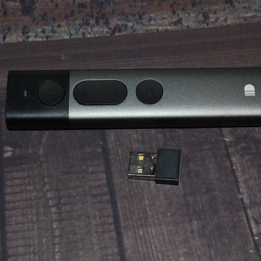 Computer wireless slide remote and laser pointer - Picture 2 of 4